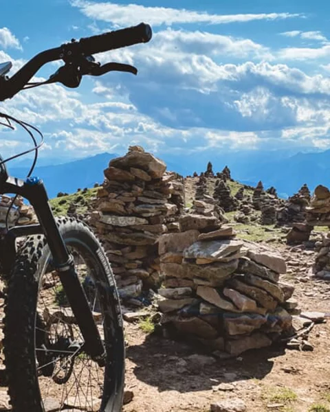 Tour in e-bike agli Omini di pietra