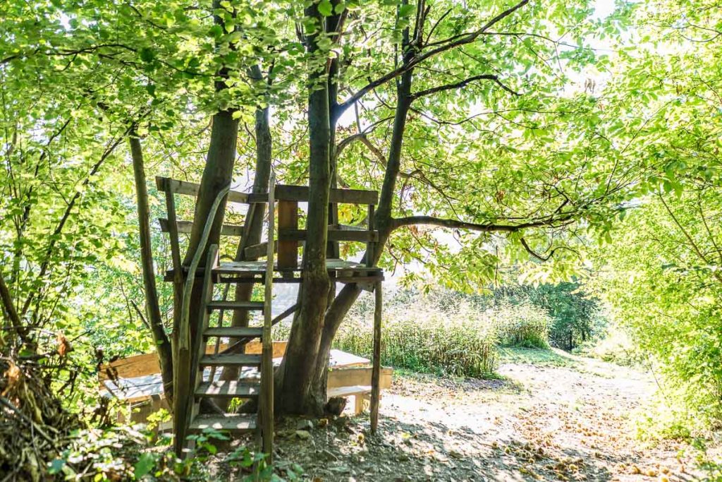 Stazione in legno sul sentiero natura di Marlengo