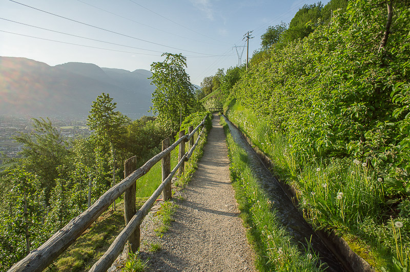 Sentiero con ringhiera di legno sopra Marlengo